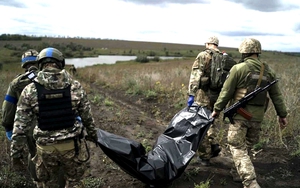 'Mục sở thị' Nga, Ukraine trao đổi thi thể binh sĩ tử trận đầy nguy hiểm giữa cuộc chiến khốc liệt