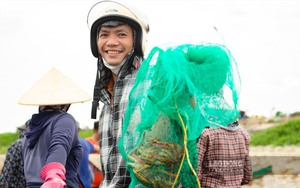 Nằm ngay một khu rừng nổi tiếng, chợ ngay sát biển ở một xã của Nam Định la liệt tôm tươi, cá ngon