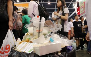 Du khách chẳng mấy quan tâm tới lệnh cấm đồ nhựa của Hồng Kông