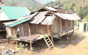 Dông lốc, mưa lớn làm mất điện toàn một huyện, làm tốc mái hàng trăm ngôi nhà ở Sơn La