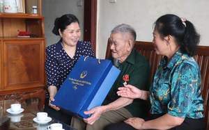 Bí thư Tỉnh ủy Lai Châu thăm hỏi, tặng quà các chiến sĩ Điện Biên