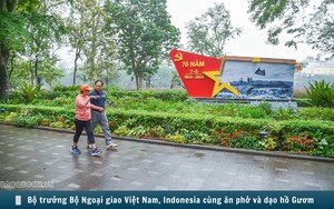 Hình ảnh báo chí 24h: Bộ trưởng Bộ Ngoại giao Việt Nam và Indonesia đi dạo hồ Gươm và ăn sáng cùng nhau