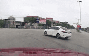 Clip NÓNG 24h: Khoảnh khắc hai học sinh đi xe máy không đội mũ bảo hiểm lao thẳng vào ô tô tại Thanh Hóa