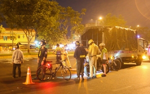 Thấy chốt CSGT hàng chục người đi xe đạp khiêng xe qua lươn, tháo chạy ngược chiều trên đường cấm