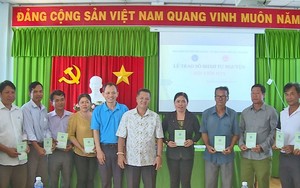 Nông dân Việt Nam xuất sắc đến từ tỉnh Tiền Giang tặng sổ bảo hiểm xã hội tự nguyện cho nông dân