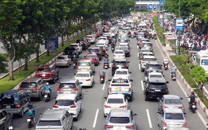 Nhiều xe máy đi vào làn ô tô, TP.HCM xem xét điều chỉnh giao thông đường Phạm Văn Đồng