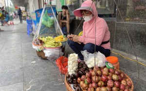 Cuối năm, lao động tự do "chạy nước rút": "Làm việc miệt mài để Tết này bánh chưng không thiếu nhân" - Ảnh 4.