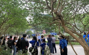 Gần 1.000 sinh viên có hành động bất ngờ trong ngày chia tay hiệu trưởng Trường ĐH Sư phạm Hà Nội