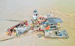 Quảng Ninh: Xuyên đêm, tiếp tục tìm kiếm 2 người mất tích còn lại vụ lật thuyền trên sông Chanh ở Quảng Yên