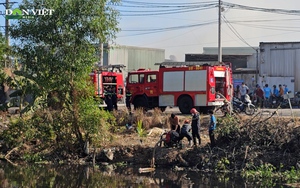 Cảnh sát hút nước dưới kênh dập tắt đám cháy tại xưởng làm đồng ở TP.HCM 