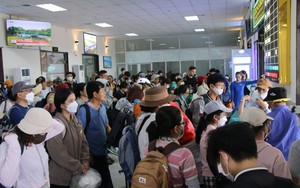 Giá vé máy bay tăng cao, người dân đổ về nhà ga, bến xe để di chuyển trong dịp lễ