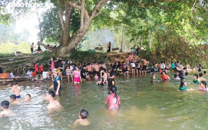 Ở một huyện cách TP Vinh của Nghệ An hơn 45km, dân tình kéo nhau ra suối mát, thác nước đông thế này
