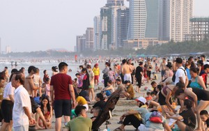 Nắng nóng, người dân và du khách ùn ùn đổ về các bãi biển Đà Nẵng 