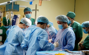 Gần 120 y, bác sĩ xuyên đêm lấy đa tạng từ người hiến chết não ở Quảng Ninh