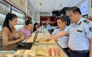 Kiểm tra đột xuất 3 cửa hàng kinh doanh vàng trên địa bàn Hà Nội