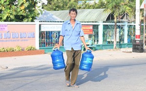 Thiếu nước ngọt sinh hoạt, người dân một số nơi ở Bến Tre đi xin từng thùng, sử dụng tiết kiệm từng giọt