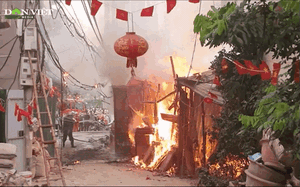 Clip: Cháy nhà kho tại chân cầu vượt Mễ Trì ở Hà Nội