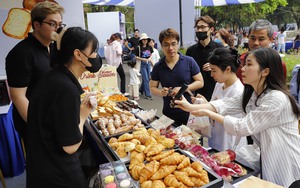 Hà Nội khai trương phố ẩm thực thứ 3, người dân tưng bừng ăn nhậu vỉa hè- Ảnh 15.