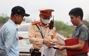 Hình ảnh xử phạt hàng loạt khách dừng đón trả khách sai quy định tại Hà Nội