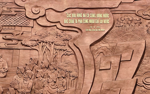 Hình ảnh bức phù điêu bằng hợp kim đồng khắc câu nói bất hủ của Bác Hồ tại đền Hùng Phú Thọ