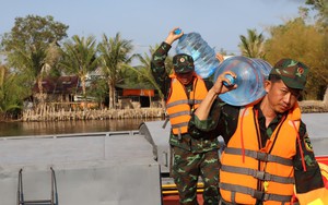3 tàu của Quân khu 9 chở hơn 1.700m³ nước ngọt đến Cà Mau cấp miễn phí cho người dân 