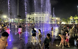 Trẻ em rủ nhau tắm ở sàn nhạc nước, Đà Nẵng 