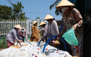 Khốc liệt hạn mặn, mặc nắng hoa cả mắt, dân Tiền Giang trưng dụng xe rùa, ba gác đi lấy nước ngọt