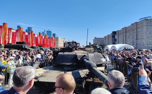 Người dân Nga háo hức xem trưng bày xe tăng Abrams, vũ khí hạng nặng của phương Tây bị hạ ở Ukraine