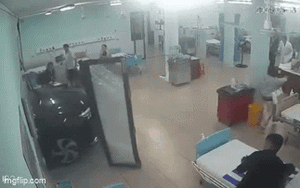 Clip NÓNG 24h: Ô tô lao thẳng vào phòng cấp cứu Bệnh viện Nhi đồng Đồng Nai
