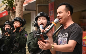 Người Điện Biên tiếp nước, hát cùng các chiến sĩ luyện tập diễu binh diễu hành trên đường phố