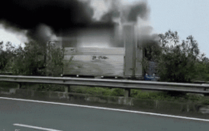 Clip NÓNG 24h: Xe khách bất ngờ bốc cháy khi đang lưu thông trên cao tốc