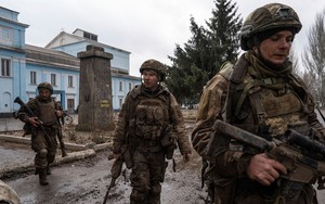 Hàng chục ngàn quân Nga dàn trận bao vây thị trấn quan trọng của Ukraine