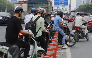 Ôtô xe máy chen chúc, băng qua cọc tiêu trong ngày đầu thông xe cầu vượt thép Mai Dịch
