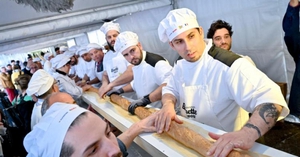 Độc đáo chiếc bánh mì baguette dài 140 mét