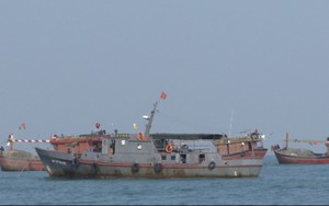 Quảng Bình: Giông lốc trên biển, 2 tàu cá gặp nạn, nhiều ngư dân mất tích