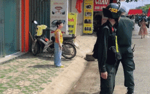 Clip NÓNG 24h: Hành động đẹp của chiến sĩ trong đoàn diễu hành ở Điện Biên với cậu bé đứng bên đường