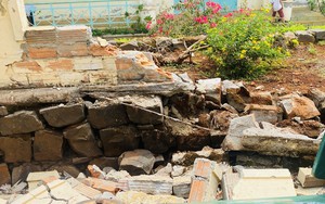 Tường rào một trường tiểu học ở Đắk Nông tiếp tục đổ sập