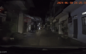 Clip NÓNG 24h: Hai em nhỏ đèo nhau phóng xe cắt ngang đầu ô tô tại Hà Nội