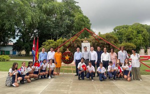 Đoàn công tác Trung ương Hội Nông dân Việt Nam dâng hoa tưởng niệm Chủ tịch Hồ Chí Minh tại Cuba