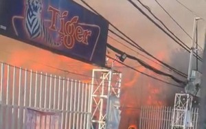 Cháy bãi xe ở huyện Bình Chánh, TP.HCM khi các công nhân đang hàn xì bên trong