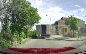 Clip NÓNG 24h: Thót tim cửa thùng xe tải suýt va hàng loạt người đi xe máy