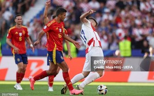 Trọng tài người Anh Michael Oliver gây tranh cãi trong trận Croatia thua Tây Ban Nha