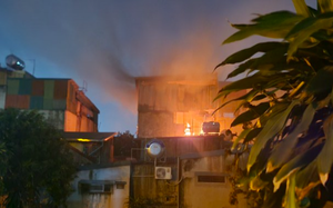 Đang cháy nhà dân ở Định Công Thượng, Hà Nội, nghi có người mắc kẹt