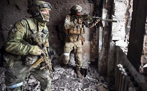 Lính Nga-Ukraine giao tranh trên đường phố Vovchansk suốt ngày đêm, giành giật từng ngôi nhà