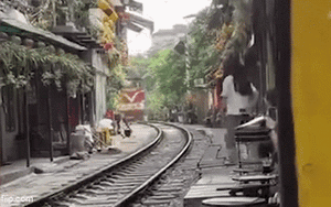 Clip NÓNG 24h: Thót tim khoảnh khắc nữ du khách lao ra đường ray khi tàu hỏa đến ở Hà Nội