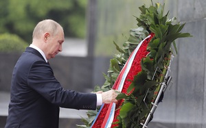 Tổng thống Nga Putin đặt vòng hoa và vào Lăng viếng Chủ tịch Hồ Chí Minh