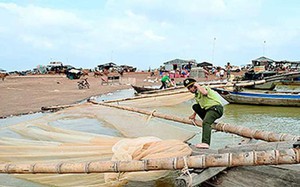 Ngành chức năng tỉnh Đồng Nai không cho đánh bắt thủy sản kiểu tận diệt ở một cái hồ nước ngọt nổi tiếng