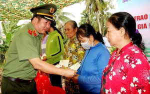 Thiếu tướng Đinh Văn Nơi tri ân gia đình chính sách tại huyện Càng Long, tỉnh Trà Vinh