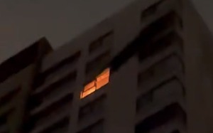 Cháy lớn căn hộ chung cư ở TP.HCM, hàng trăm cư dân tháo chạy