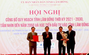 Phó Thủ tướng Trần Lưu Quang trao Quyết định phê duyệt quy hoạch cho tỉnh Lâm Đồng